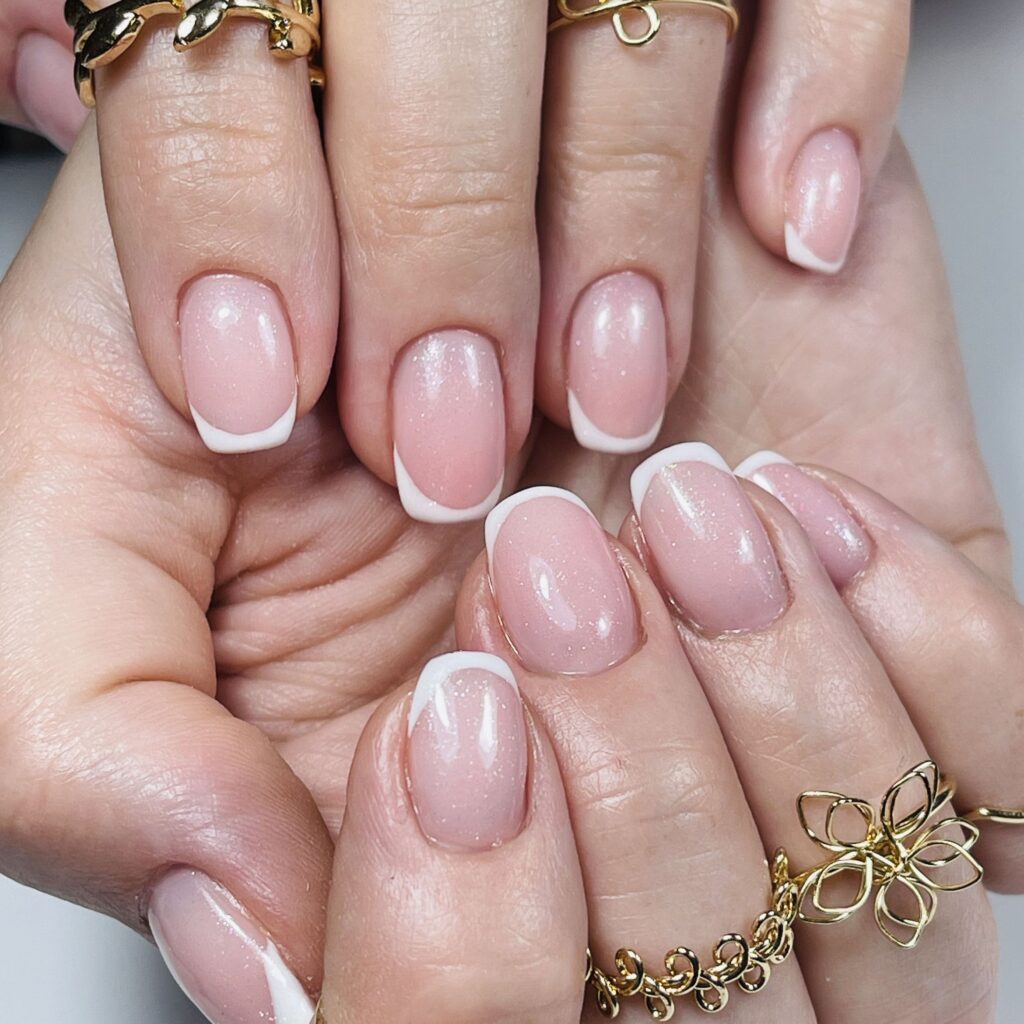 French manicure z białą końcówką — realizacja Lady Aga